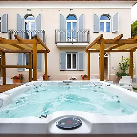 Hotel apartamentowy House 4*